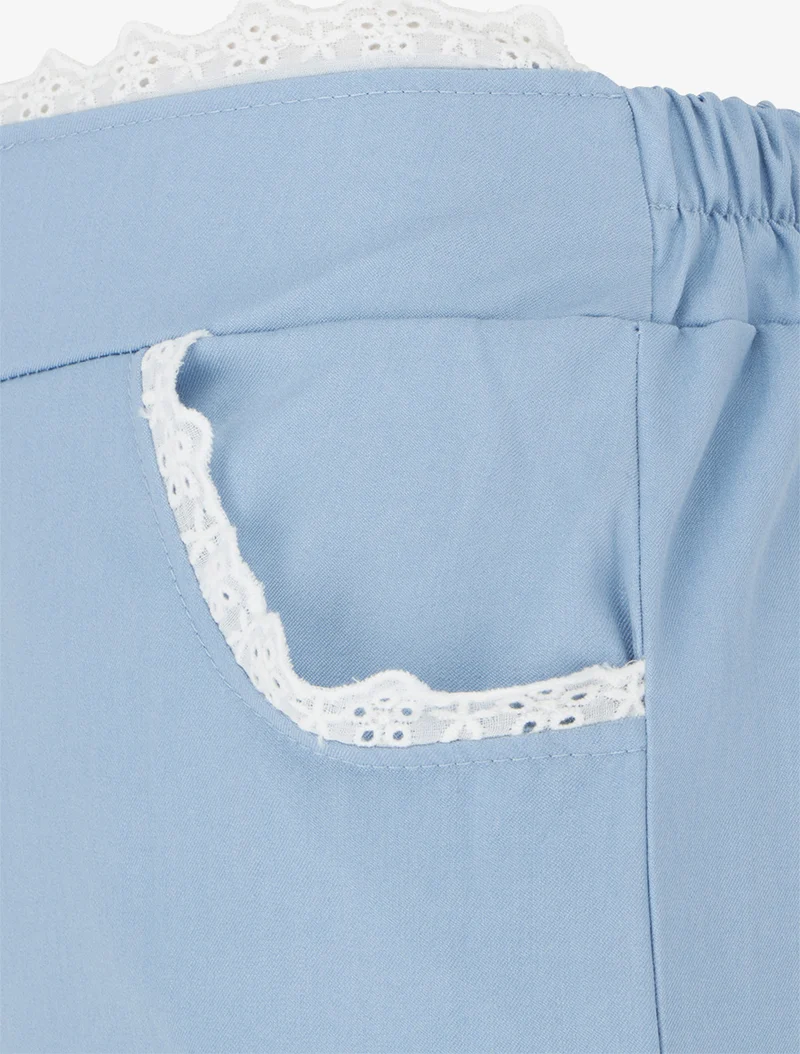 Weite Hose mit Spitze - Himmelblau