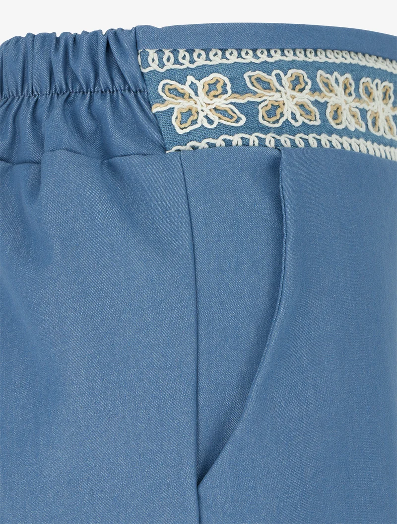 Fließende Hose mit einfarbig gesticktem Band - Himmelblau