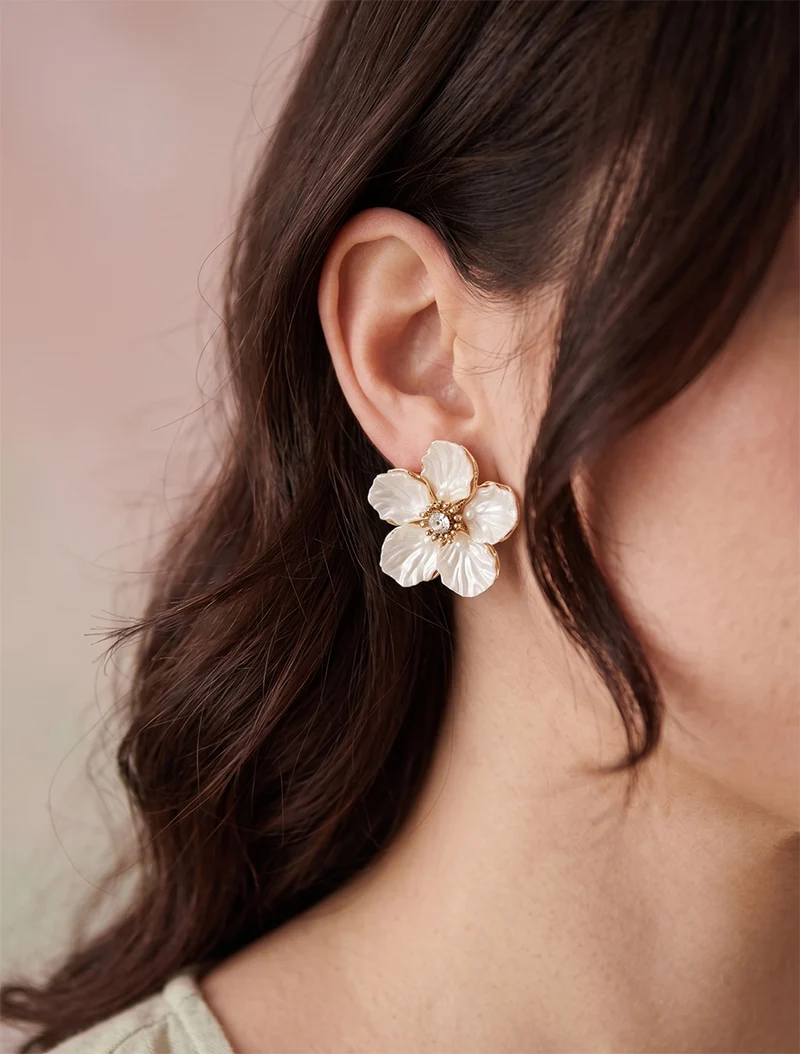 Blumenohrringe verziert mit Zirkonia. - Gold/Weiß