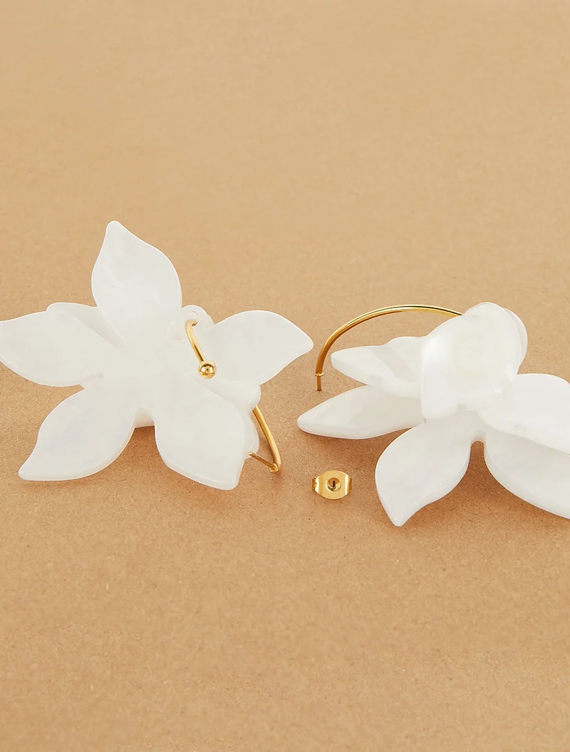 Ohrringe mit Blumenmuster - Ecru