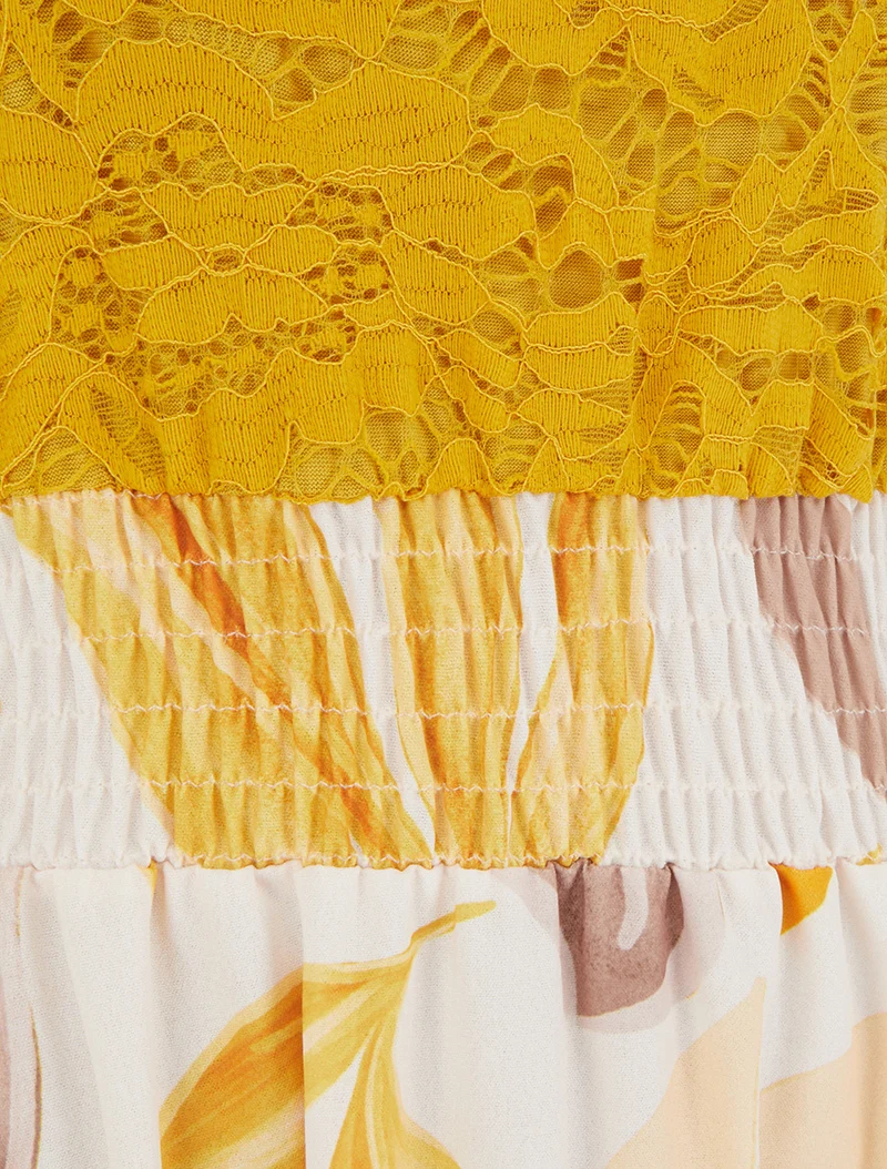 Kleid mit Fantasiemuster und Trägern aus Häkelarbeit. - Senfgelb