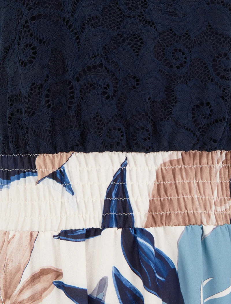 Kleid mit Fantasiemuster und Trägern aus Häkelarbeit. - Marine