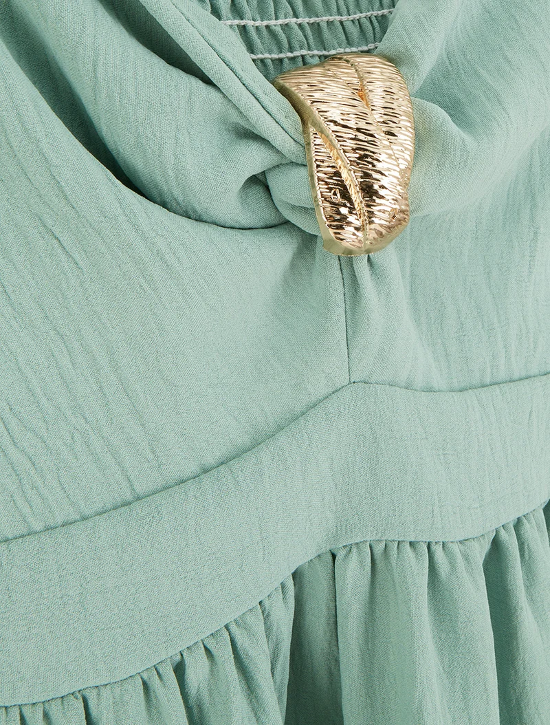 Langes einfarbiges Kleid mit V-Ausschnitt und Schmuck. - Wassergrün