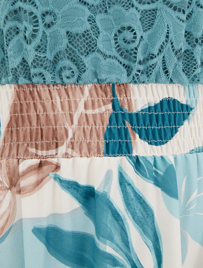 Kleid mit Fantasiemuster und Trägern aus Häkelarbeit. - Türkis