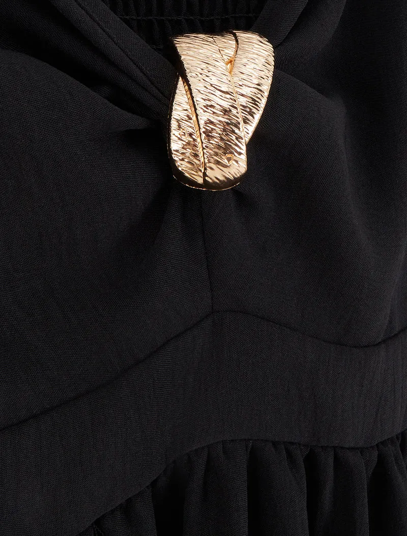Langes einfarbiges Kleid mit V-Ausschnitt und Schmuck. - Schwarz