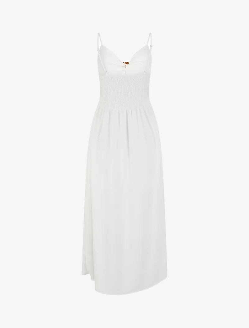 Langes einfarbiges Kleid mit V-Ausschnitt und Schmuck. - Weiß