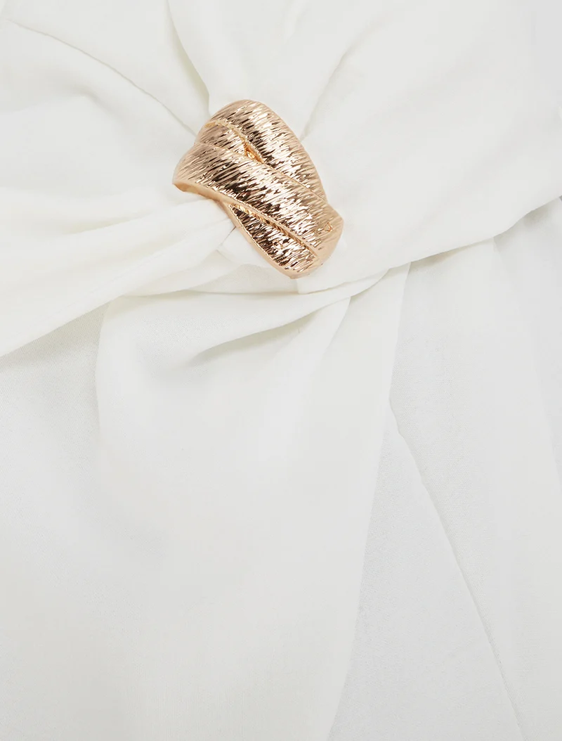 Langes einfarbiges Kleid mit V-Ausschnitt und Schmuck. - Weiß