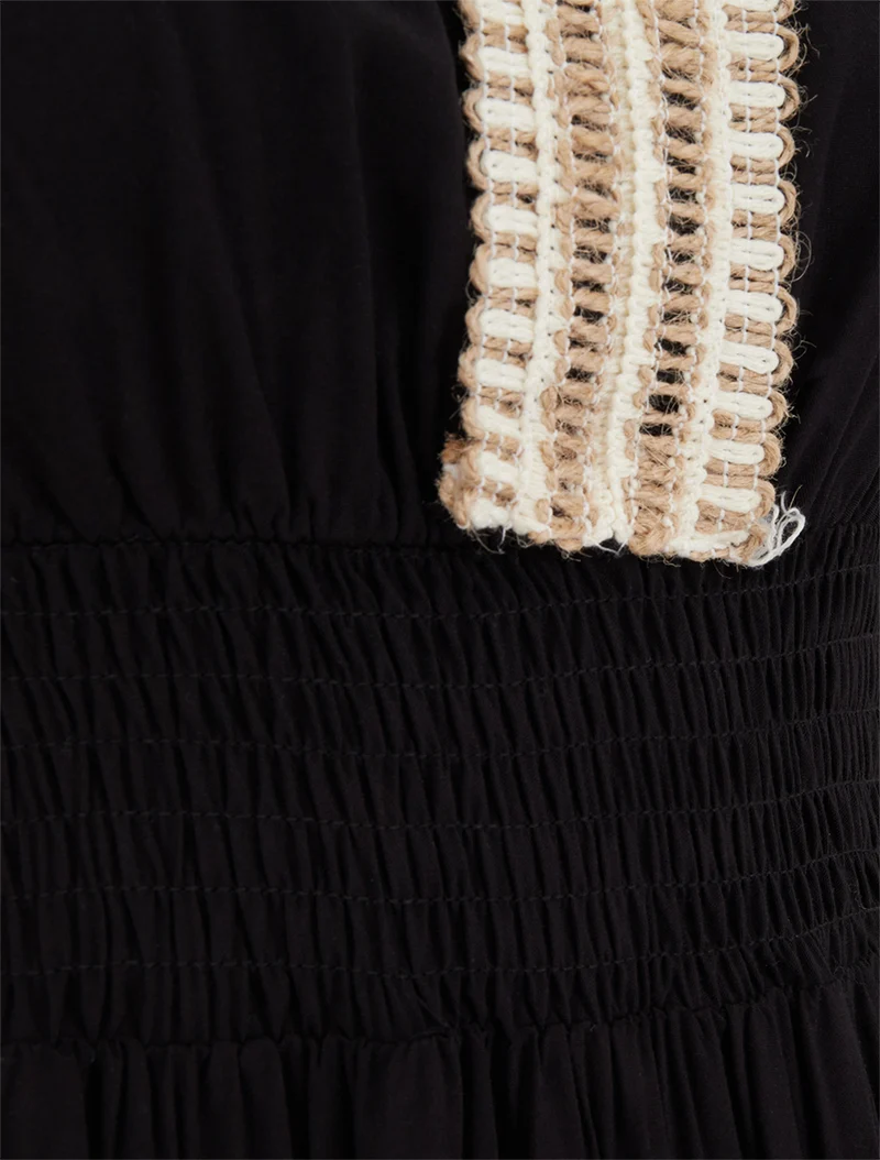 Ärmelloses ausgestelltes Kleid mit Makramee-Kragen - Schwarz