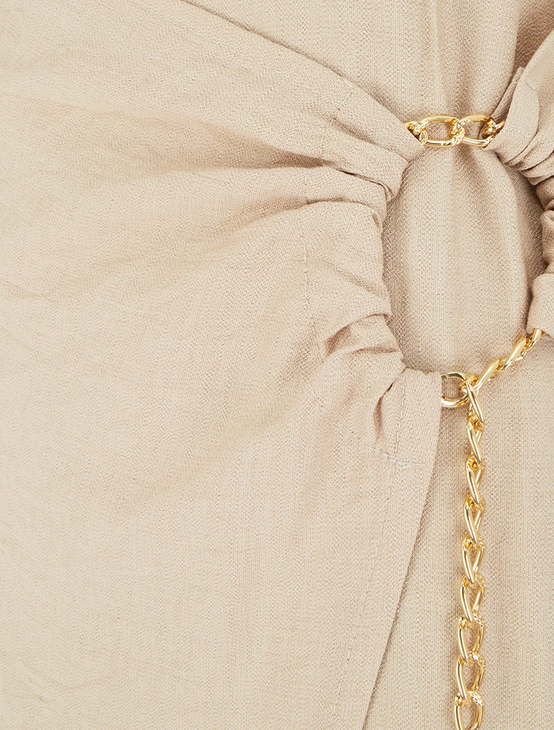 Langes einfarbiges Kleid mit Kettendetail - Beige