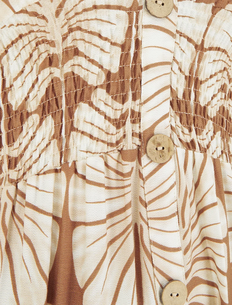 Langes Kleid mit kurzen Ärmeln und großem Blätterdruck - Kamel
