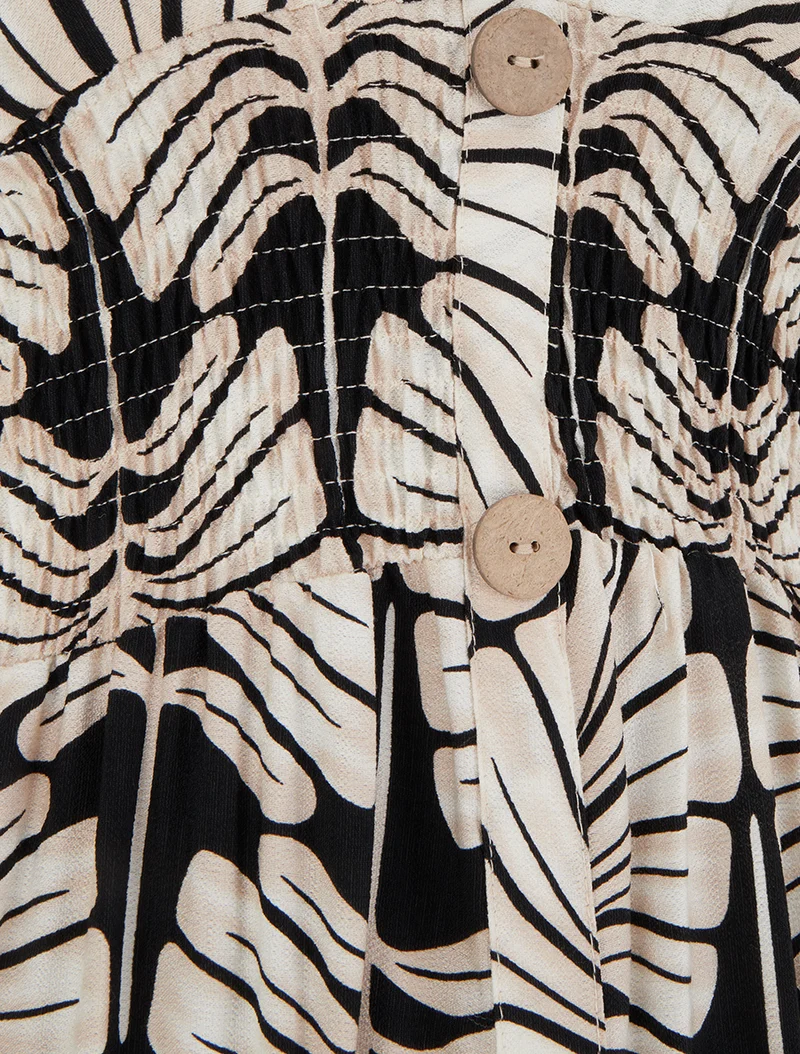 Langes Kleid mit kurzen Ärmeln und großem Blätterdruck - Schwarz