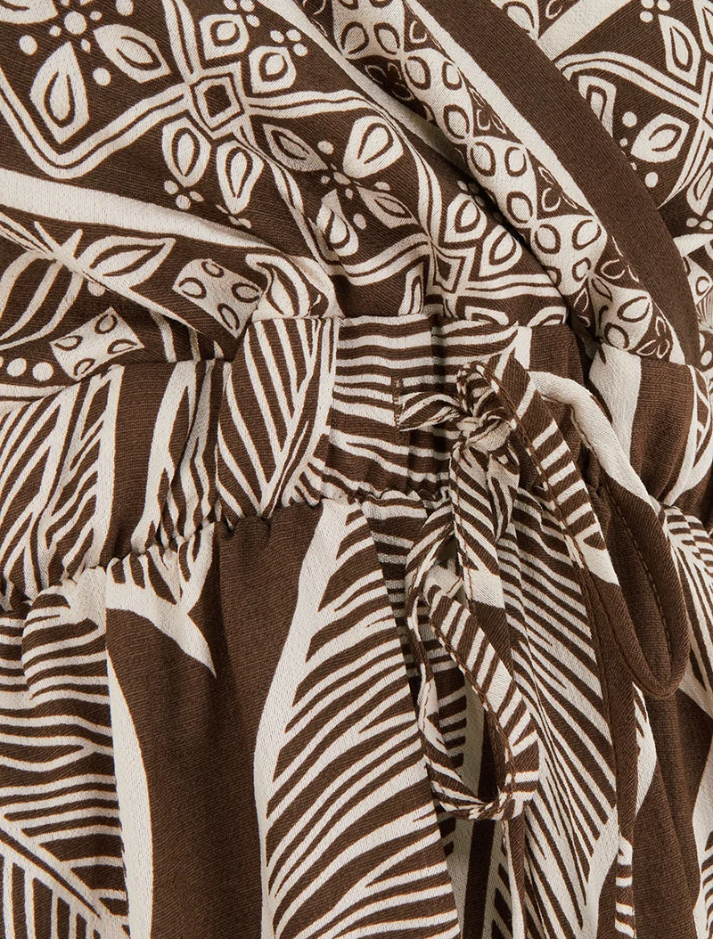 Langes Kleid mit stilisiertem Blätterdruck - Braun