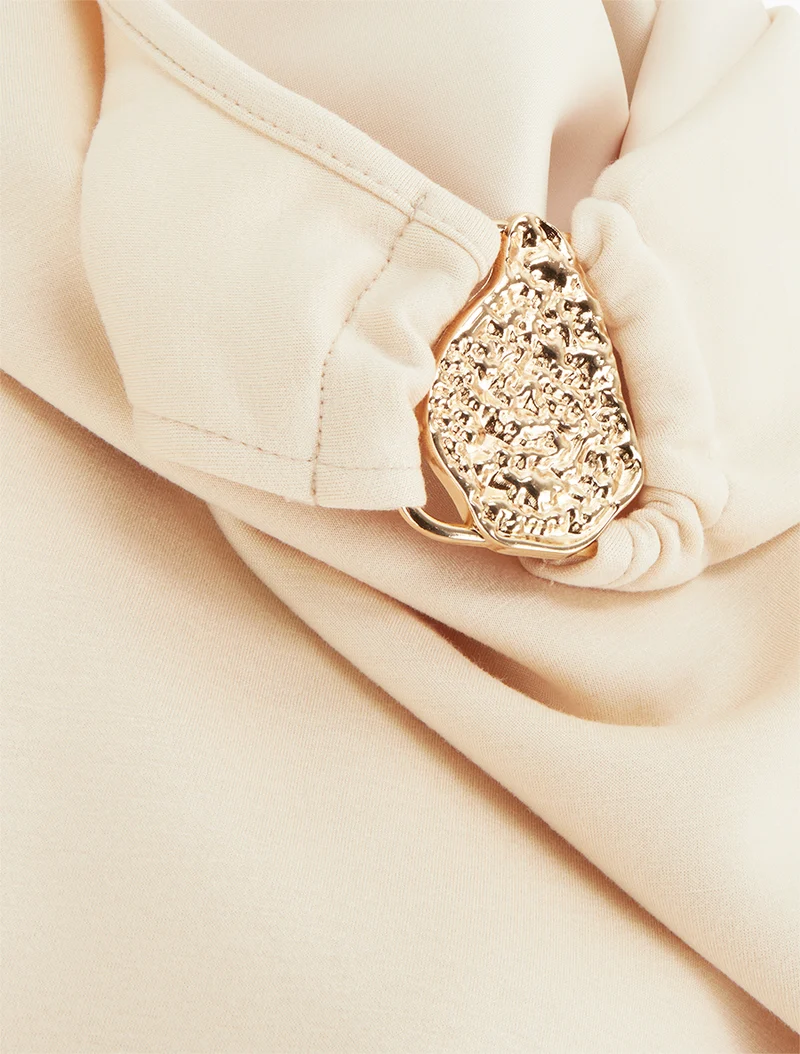 Ärmelloses Oberteil mit strukturiertem Schmuck. - Beige
