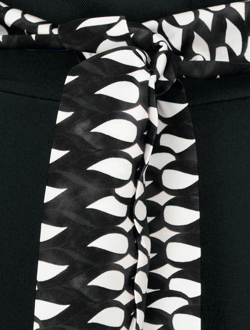 Weite, einfarbige und gegürtete Hose - Schwarz