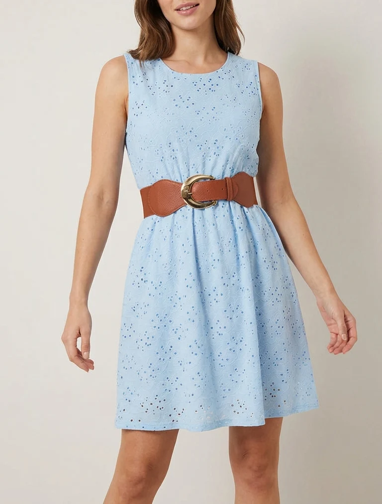 Ärmelloses, ausgestelltes Kleid aus englischer Stickerei - Himmelblau