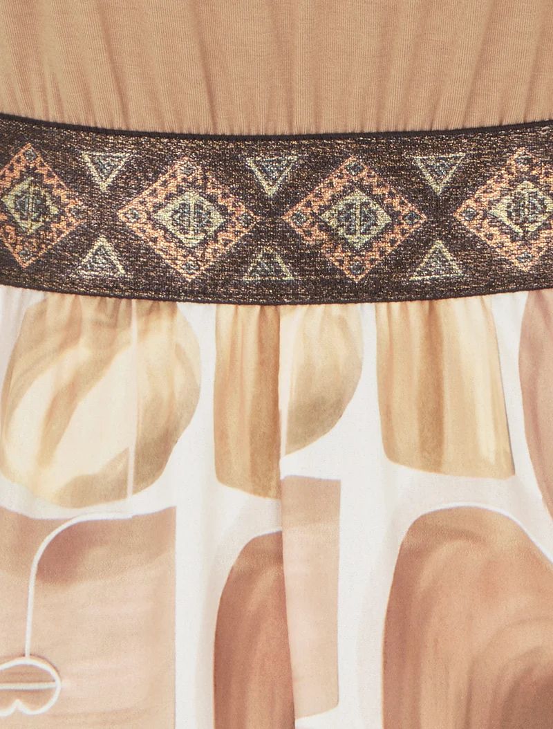 Kleid mit abstraktem Druck und stilisierten Trägern - Kamel