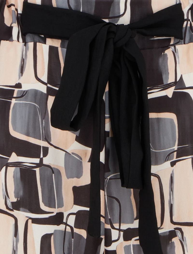 Weit geschnittene Hose mit grafischem Print. - Schwarz