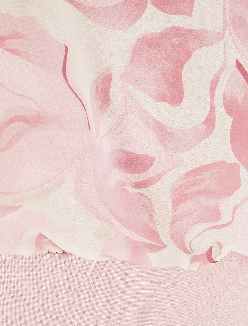 Kurzarm-Top mit Blumenmuster oben rechts. - Rose
