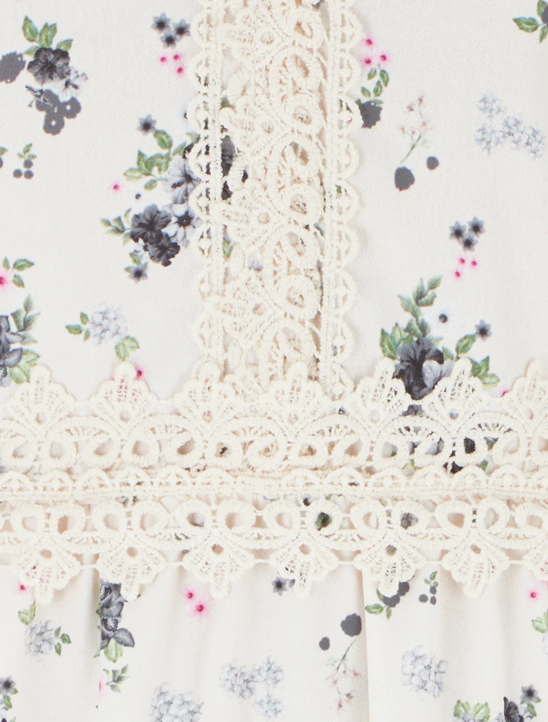 Langes Kleid mit kleinen Blumenmuster und Häkel-Details - Schwarz