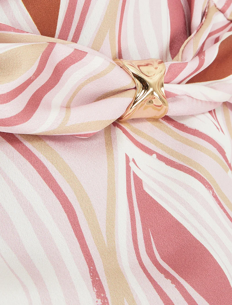 Bedrucktes Satin-Top mit Schmuckdetails. - Rose