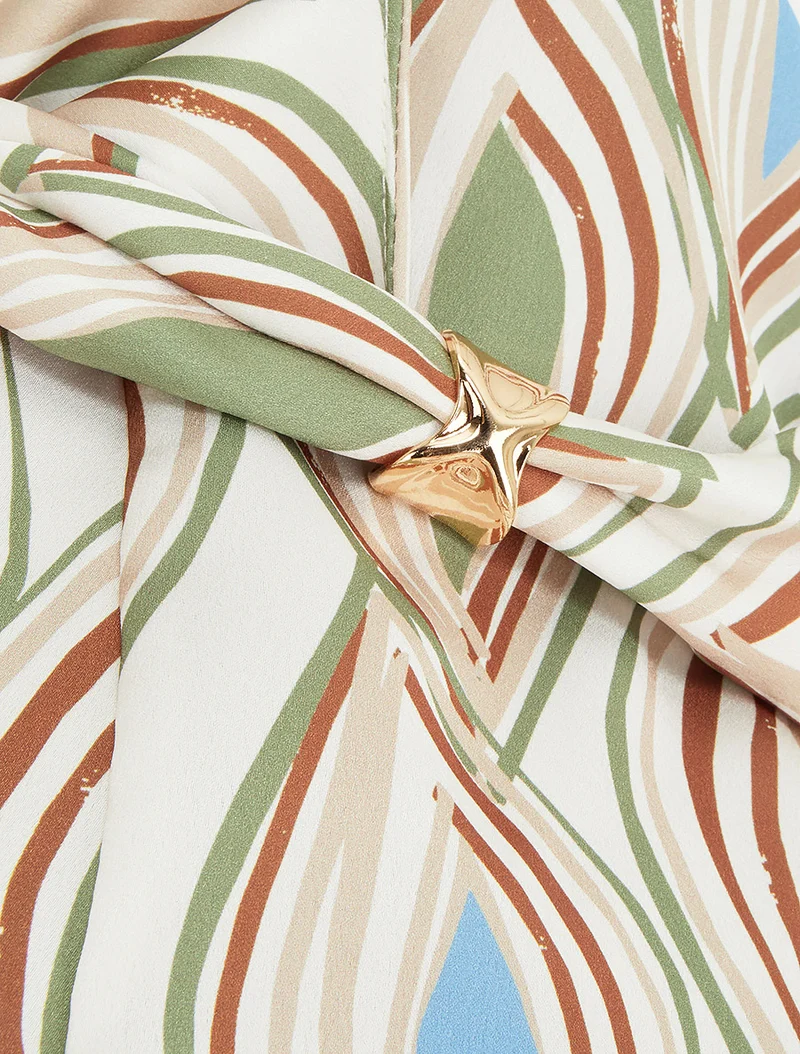 Bedrucktes Satin-Top mit Schmuckdetails. - Kamel