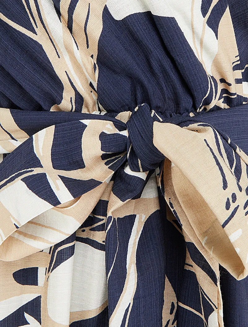 Langes Kleid mit ausgestelltem Schnitt und Fantasiemuster - Marine