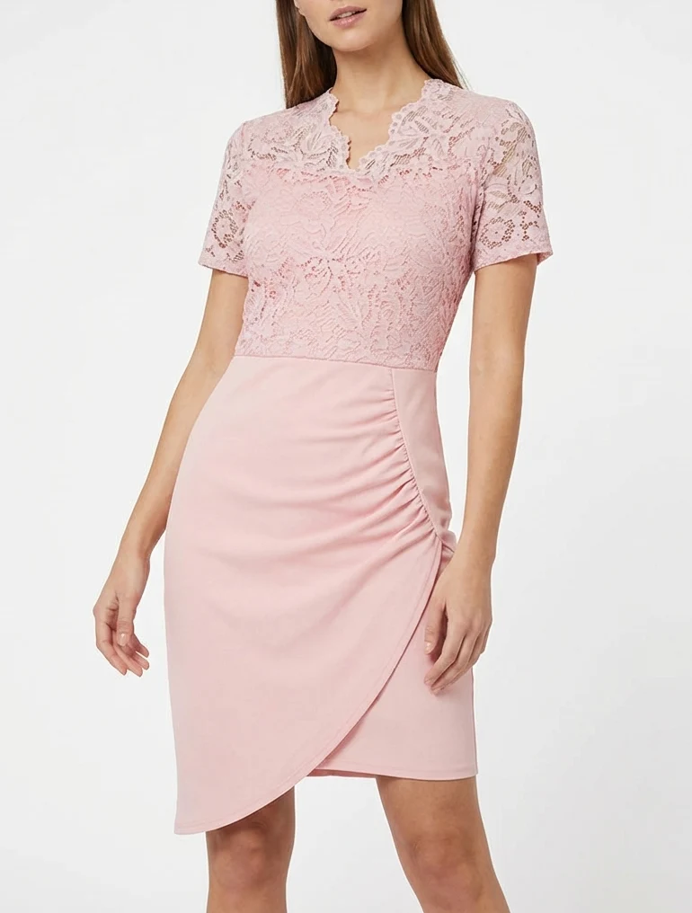Tailliertes Kleid mit kurzen Ärmeln und Spitze - Rose
