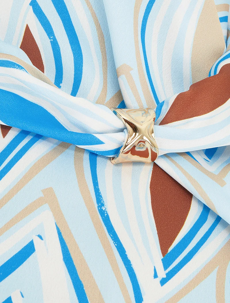 Bedrucktes Satin-Top mit Schmuckdetails. - Himmelblau