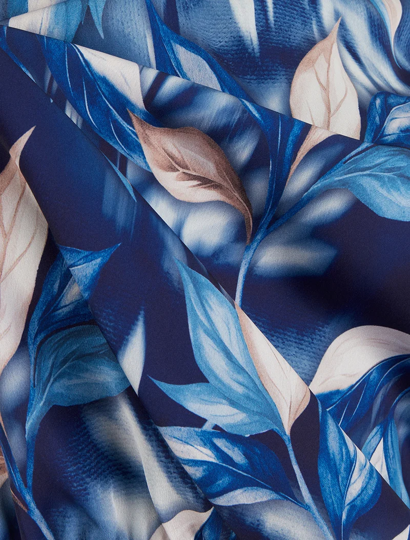 Top aus satin mit blätterdruck - Marine