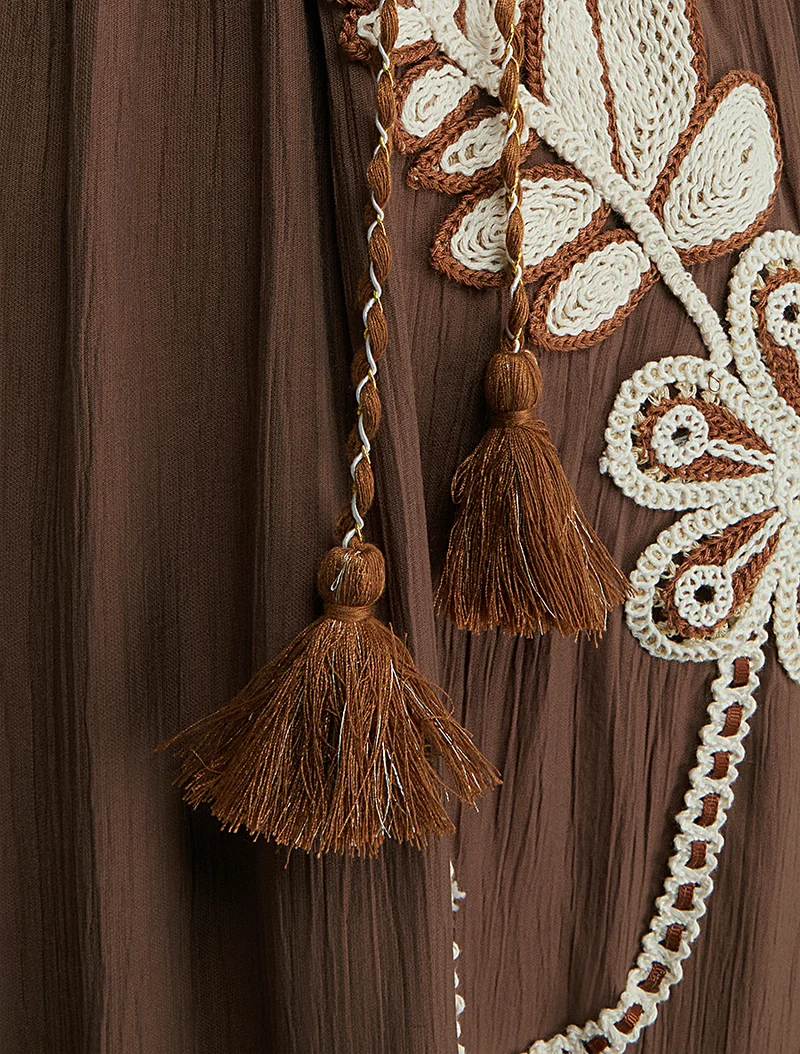 Langes Kleid mit dünnen Trägern und Blumenstickerei - Braun