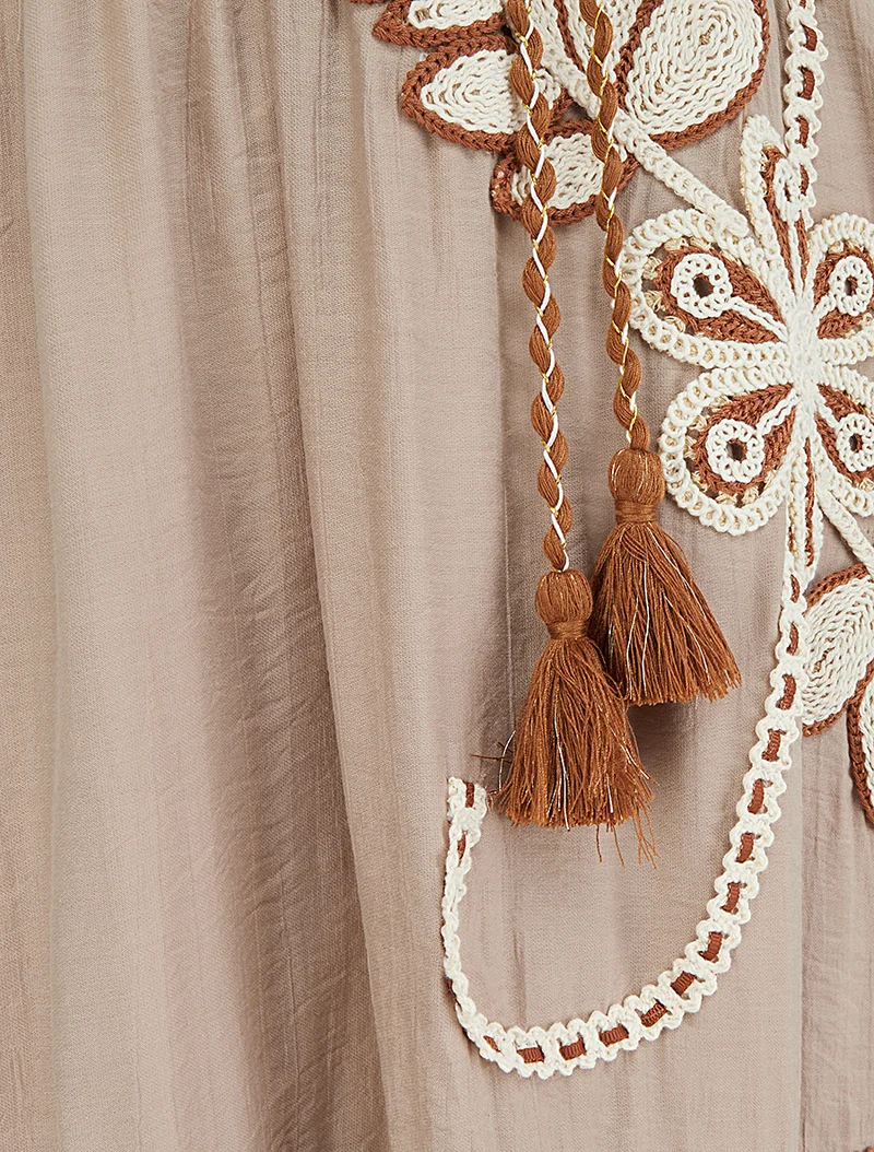 Langes Kleid mit dünnen Trägern und Blumenstickerei - Maulwurf