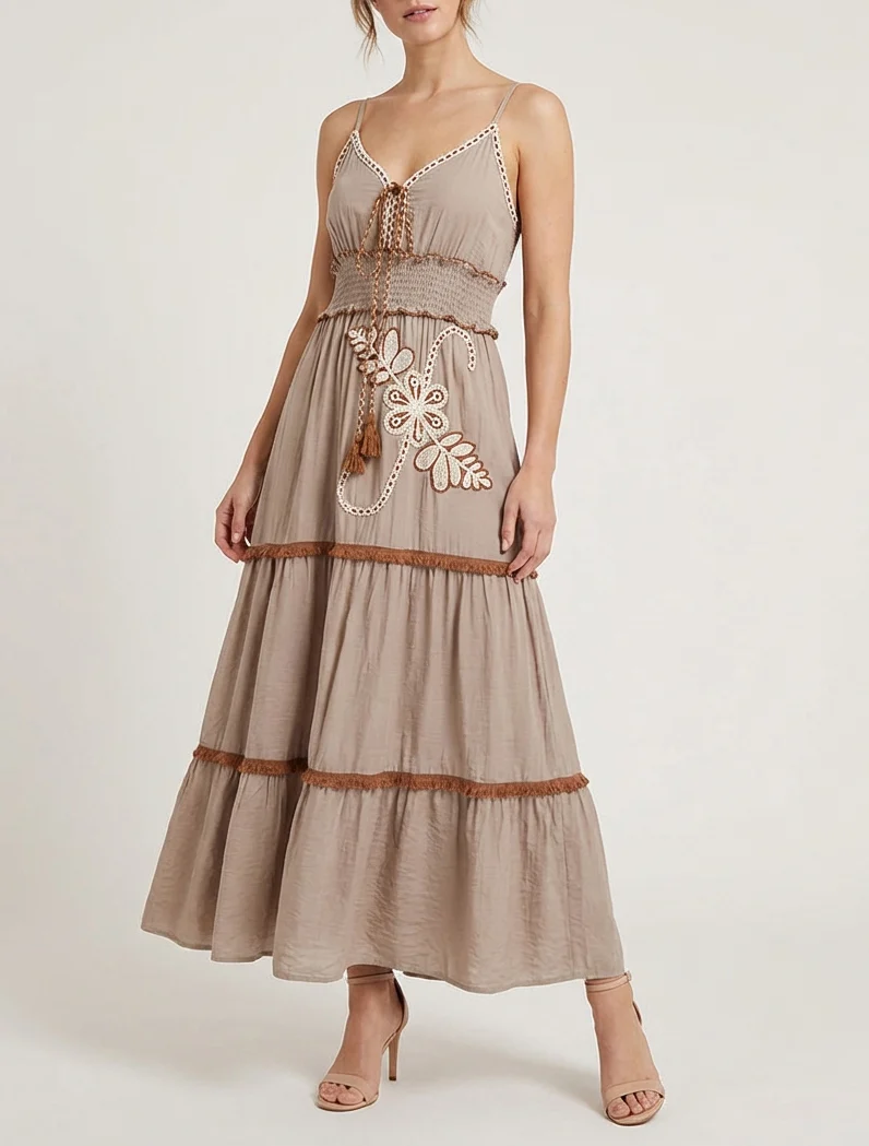 Langes Kleid mit dünnen Trägern und Blumenstickerei - Maulwurf