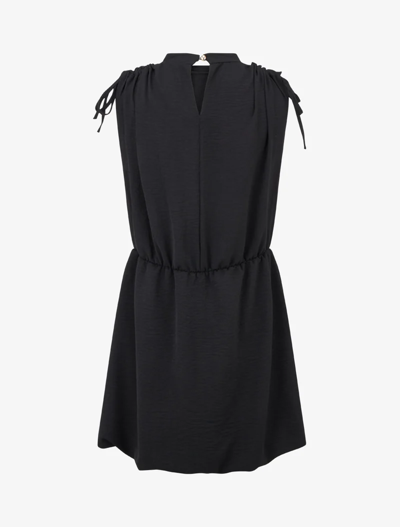 Ärmelloses, ausgestelltes Kleid mit gerafften Schultern - Schwarz