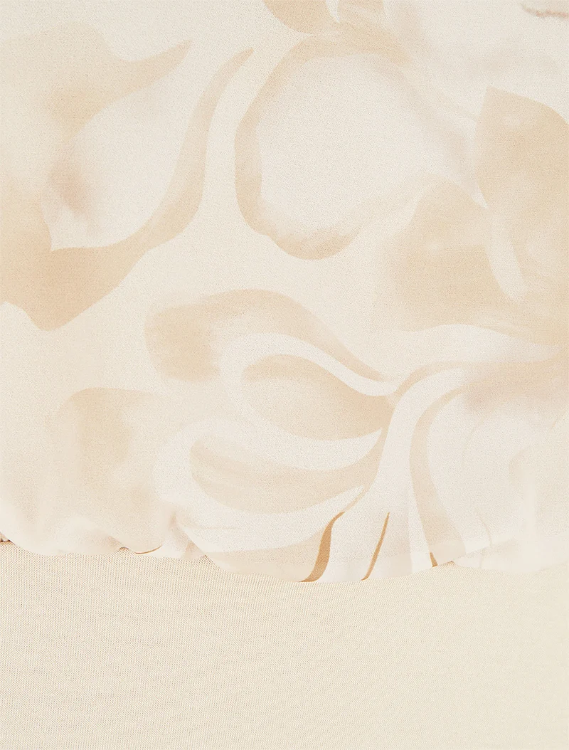 Kurzarm-Top mit Blumenmuster oben rechts. - Beige