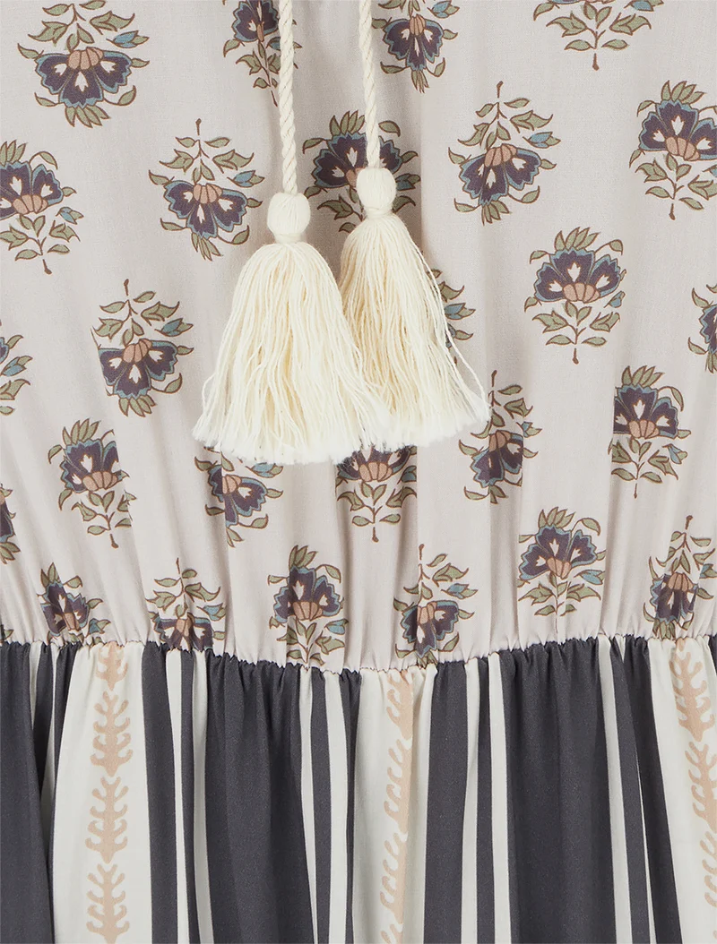 Ärmelloses langes Kleid mit Blumen-Patchwork. - Schwarz