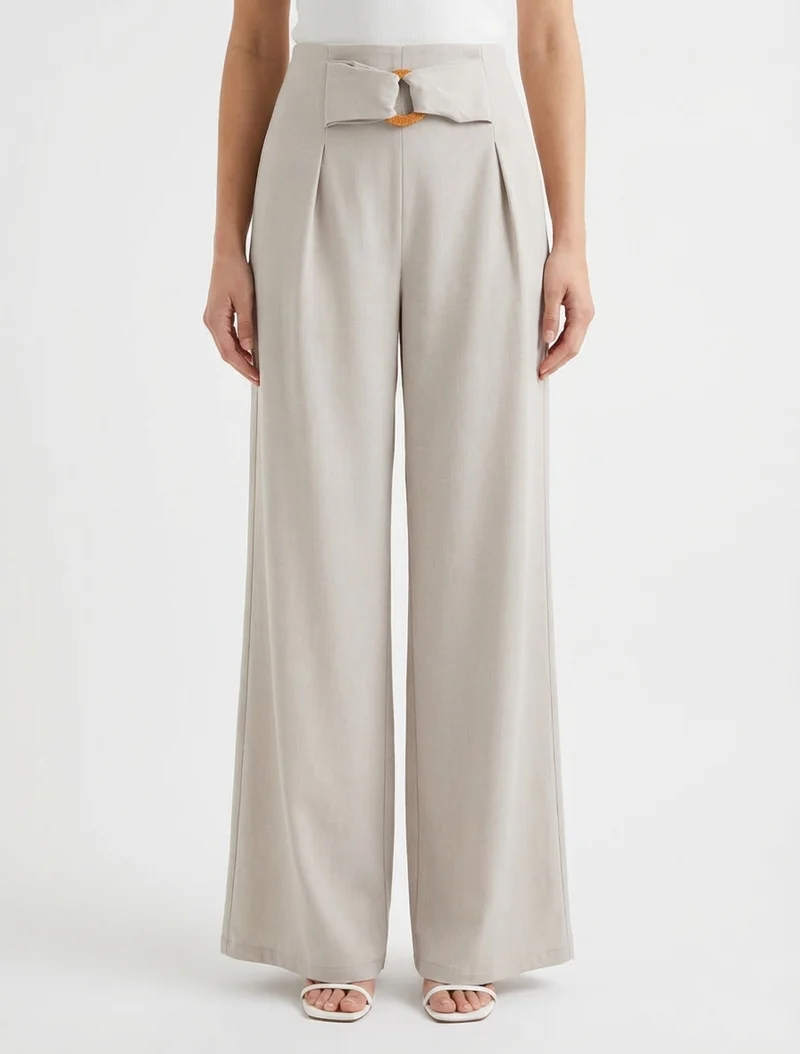 Weit geschnittene Hose mit hohem Bund und Zierschnalle - Beige