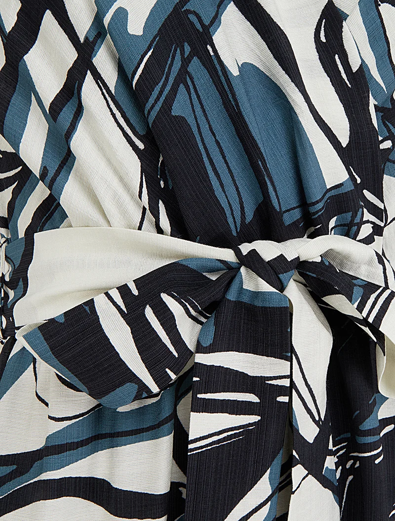 Langes Kleid mit ausgestelltem Schnitt und Fantasiemuster - Blau/weiß
