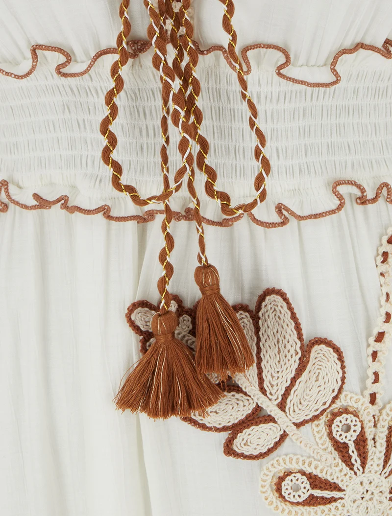 Langes Kleid mit dünnen Trägern und Blumenstickerei - Weiß