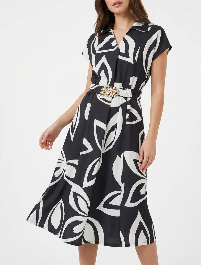 Gerades Kleid mit Gürtel - Schwarz