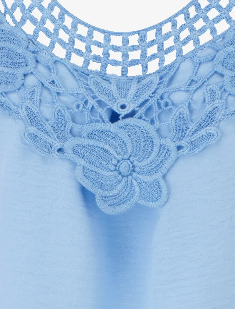 Ärmelloses Top mit Spitze und Häkelarbeit - Himmelblau