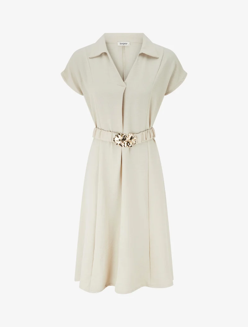 Fließendes einfarbiges Kleid mit Gürtel - Beige