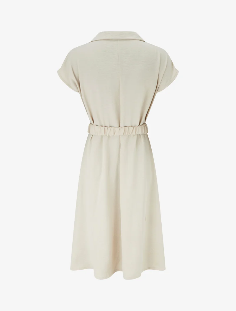 Fließendes einfarbiges Kleid mit Gürtel - Beige