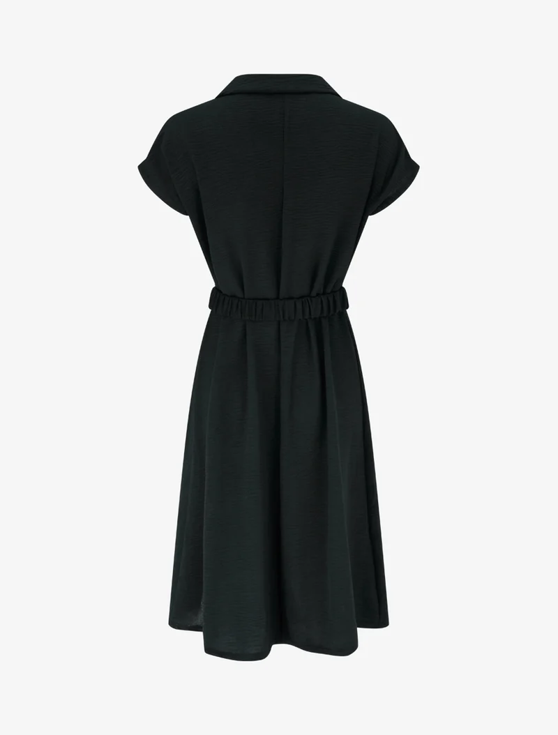 Fließendes einfarbiges Kleid mit Gürtel - Schwarz