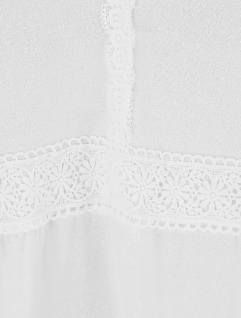 Elastisches Kleid mit Häkeleinsätzen - Weiß