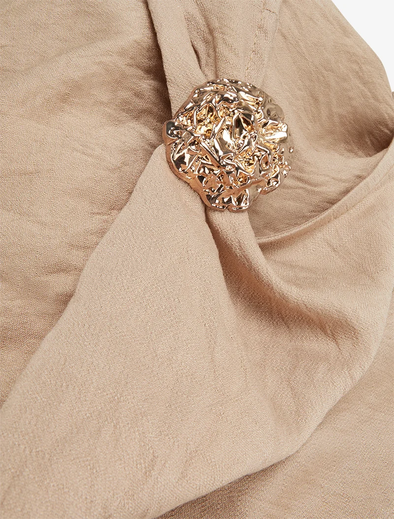 Ärmelloses langes Kleid mit Drapierungseffekt - Dunkelbeige