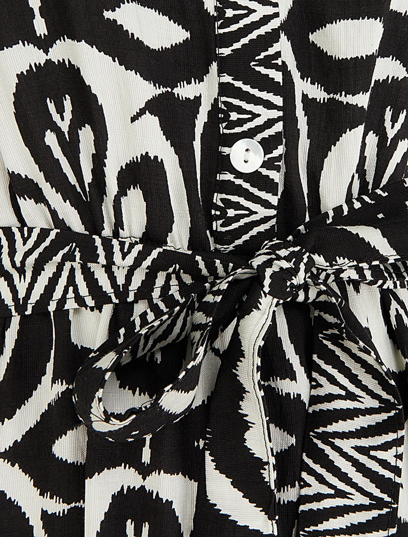 Grafisches langes Kleid mit ausgestelltem Schnitt - Schwarz