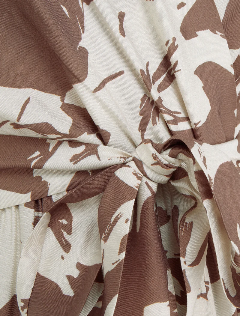 Langes Kleid mit tropischem Blumenmuster und kurzen Ärmeln - Braun