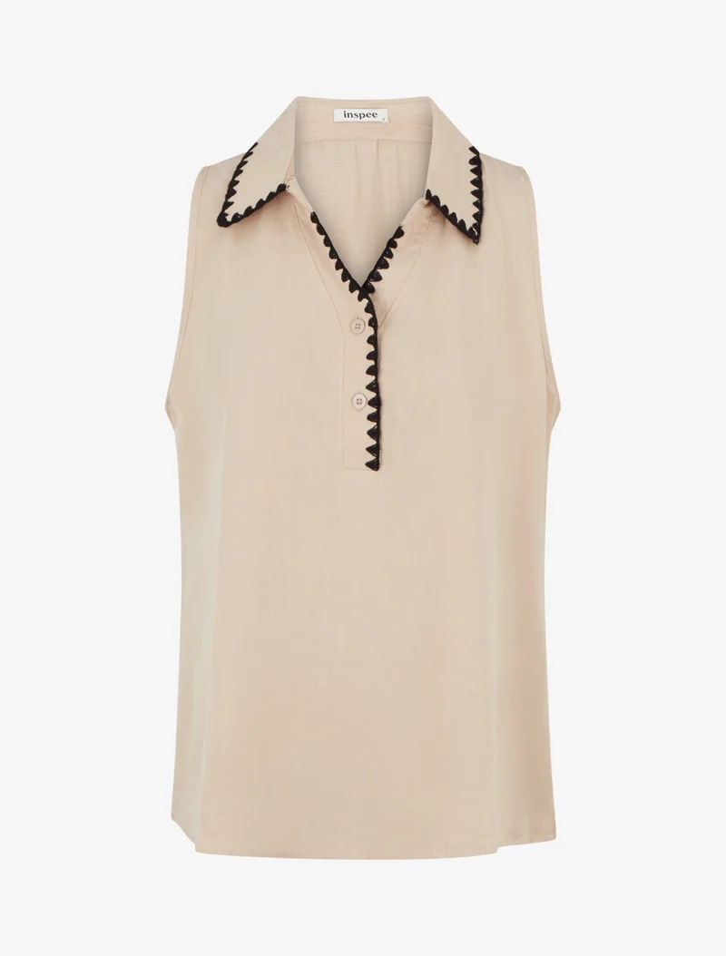 Ärmellose Bluse mit besticktem Kragen. - Beige