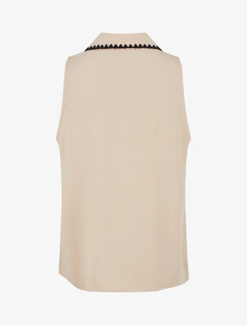 Ärmellose Bluse mit besticktem Kragen. - Beige