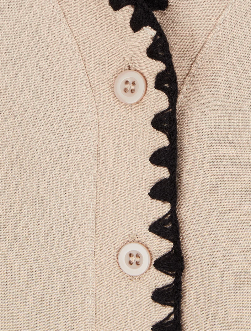 Ärmellose Bluse mit besticktem Kragen. - Beige